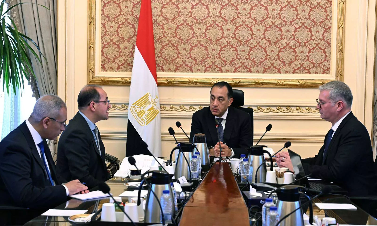 مدبولي يجتمع مع وزيرا المالية والبترول