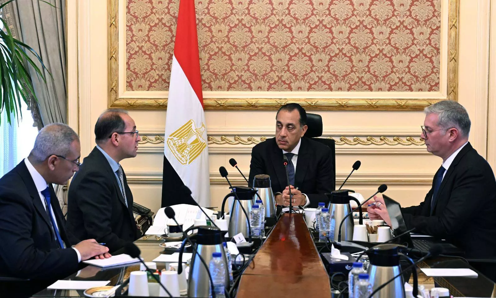مدبولي يجتمع مع وزيرا المالية والبترول
