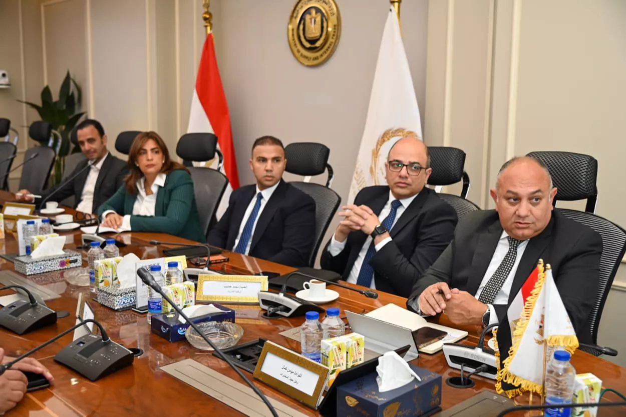 فاروق يتابع مستجدات منظومة كارت الخدمات الحكومية الموحد
