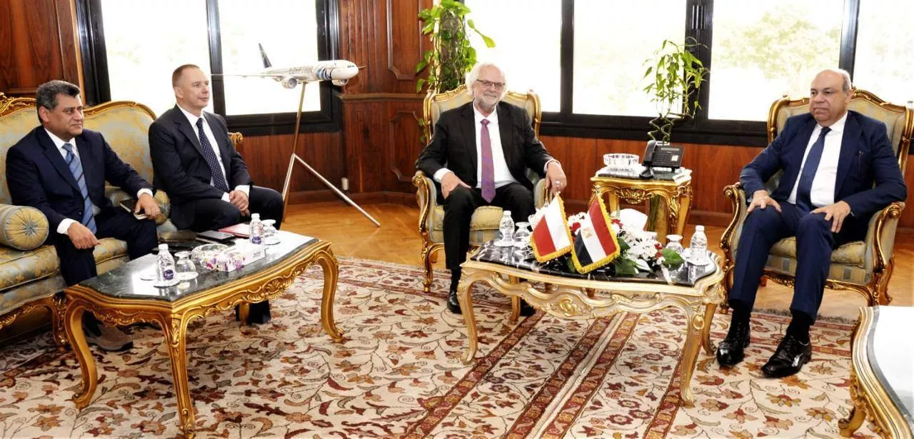 وزير الطيران المدني يجتمع مع سفير بولندا