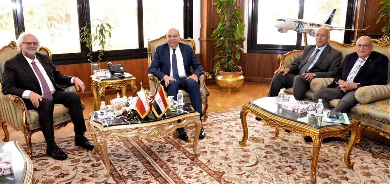 وزير الطيران المدني يجتمع مع سفير بولندا