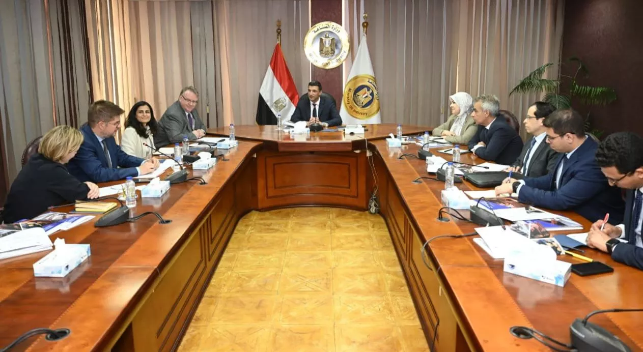 وزير الصناعة يجتمع مع مدير مكتب منظمة العمل الدولية