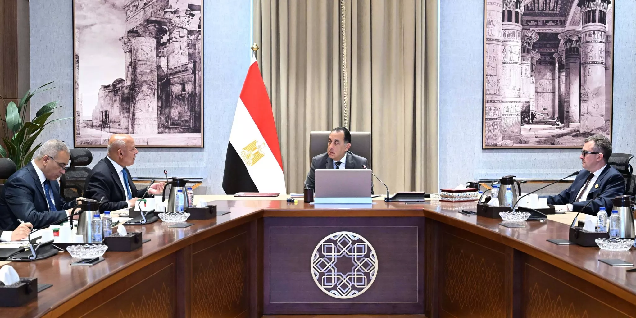 مدبولي يتابع الموقف التنفيذي لعدد من مشروعات قطاع الطرق