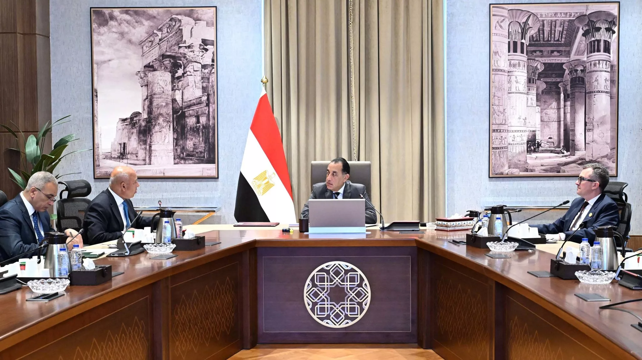 مدبولي يتابع الموقف التنفيذي لعدد من مشروعات قطاع الطرق