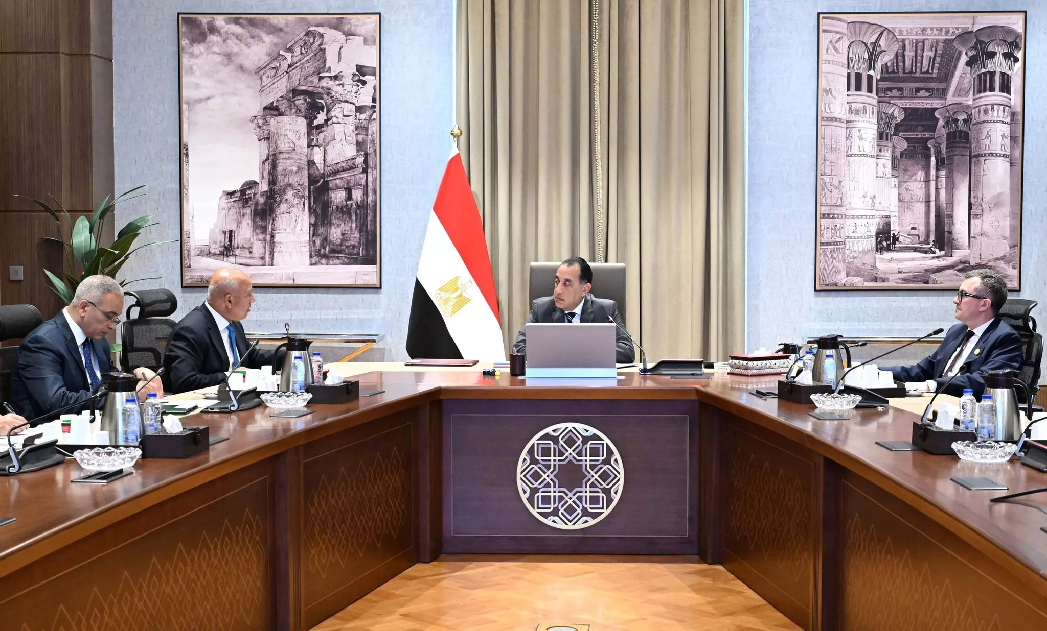 مدبولي يتابع الموقف التنفيذي لعدد من مشروعات قطاع الطرق