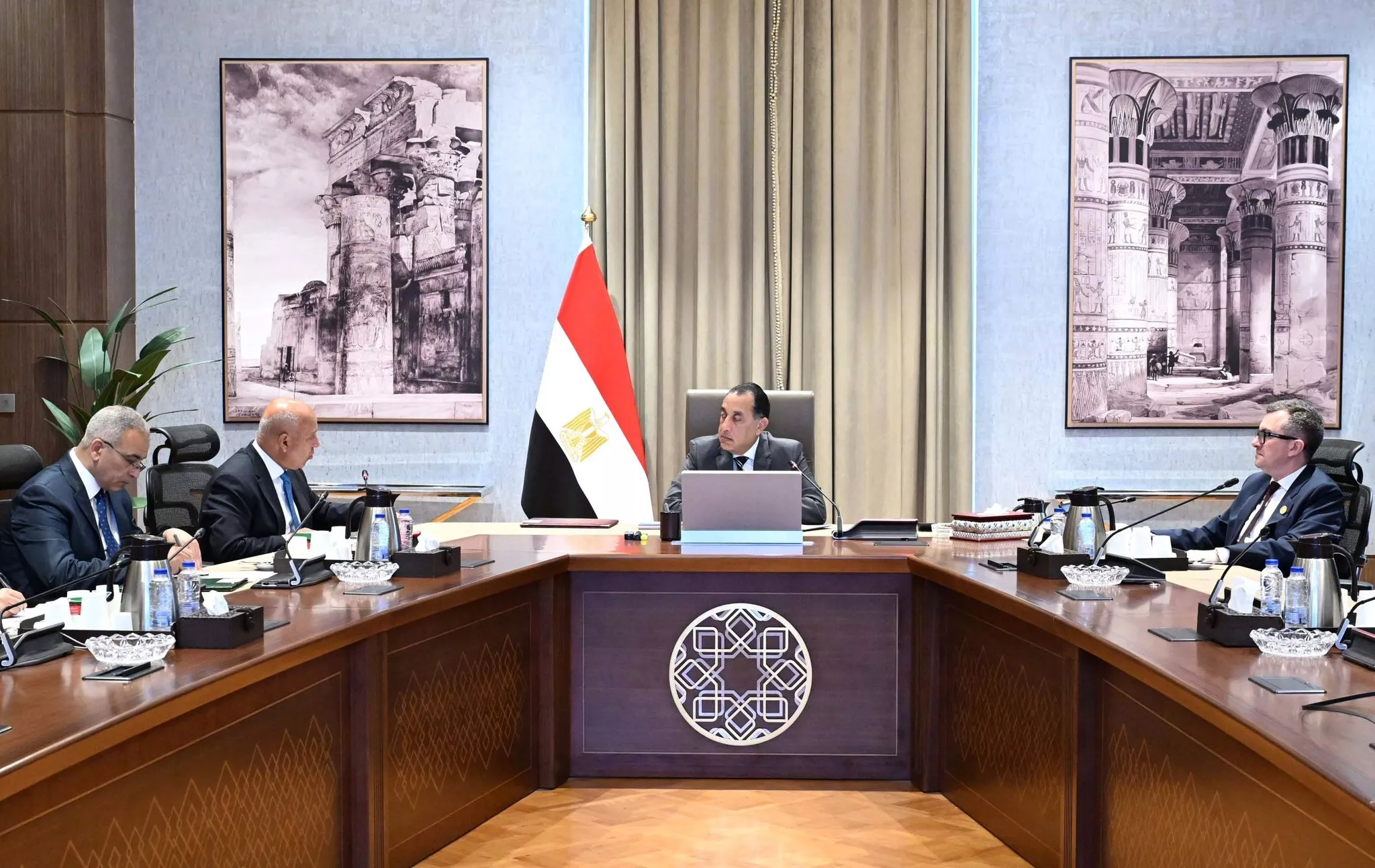 مدبولي يتابع الموقف التنفيذي لعدد من مشروعات قطاع الطرق