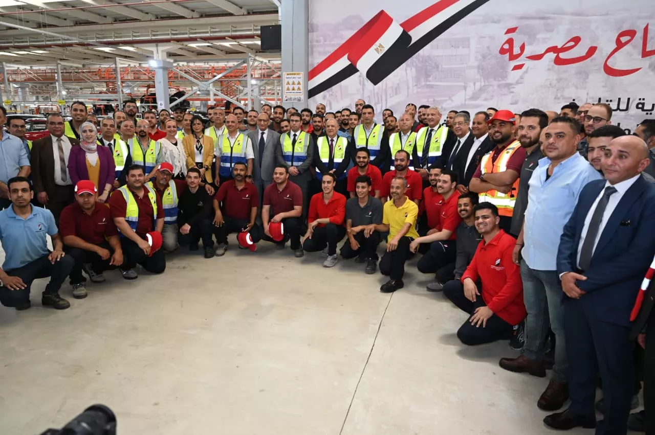 وزير الصناعة يتفقد مصنع شركة النصر للسيارات بحلوان