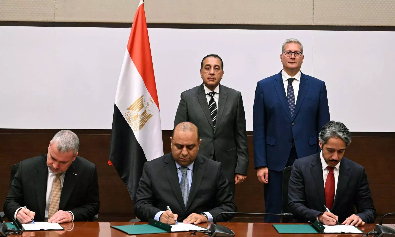 توقيع مذكرة تفاهم بين البترول وشركة إكسون موبيل العالمية