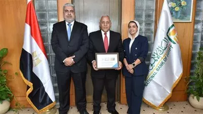البنك الأهلي المصري يطلق نسخة صديقة للبيئة من بطاقة «ميزة»