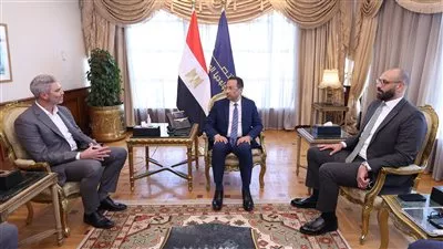 وزير «الاتصالات» يبحث خطط «أمازون» لتعزيز إستثمارات الحوسبة السحابية والذكاء الاصطناعي