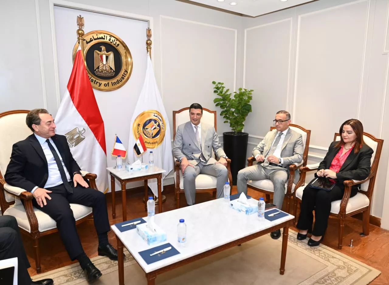 وزير الصناعة يجتمع مع سفير فرنسا