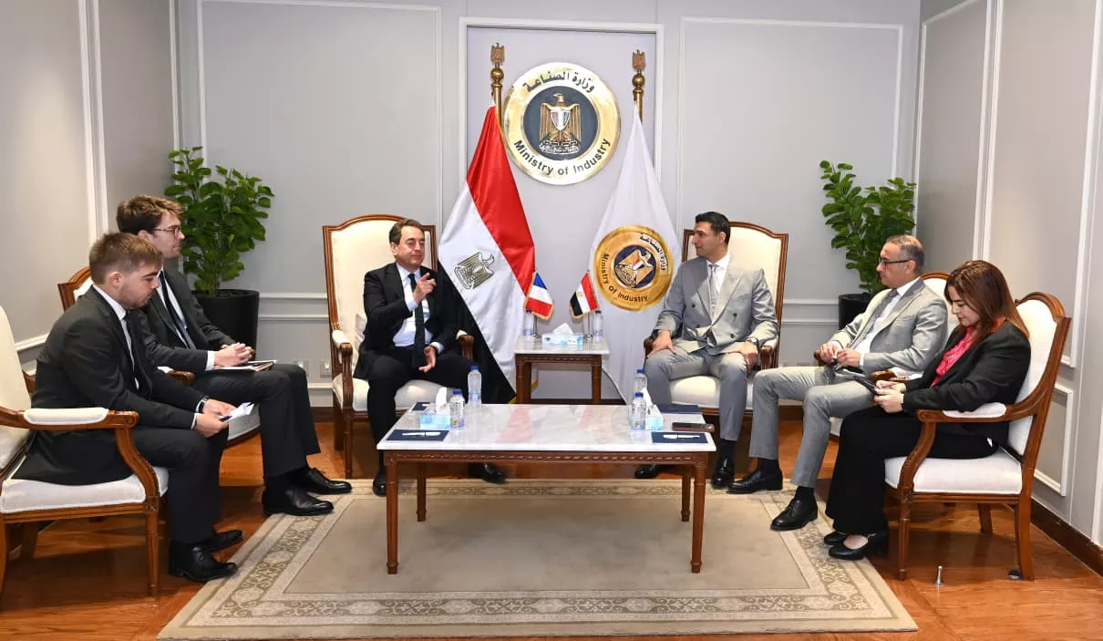 وزير الصناعة يجتمع مع سفير فرنسا