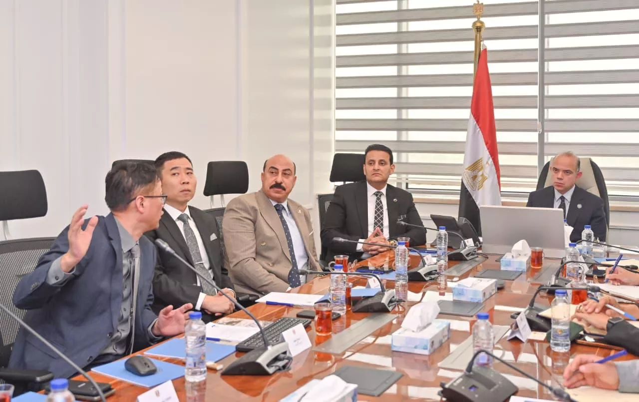 وزير الاستثمار يجتمع مع قيادات شركة كلود تشين الصينية