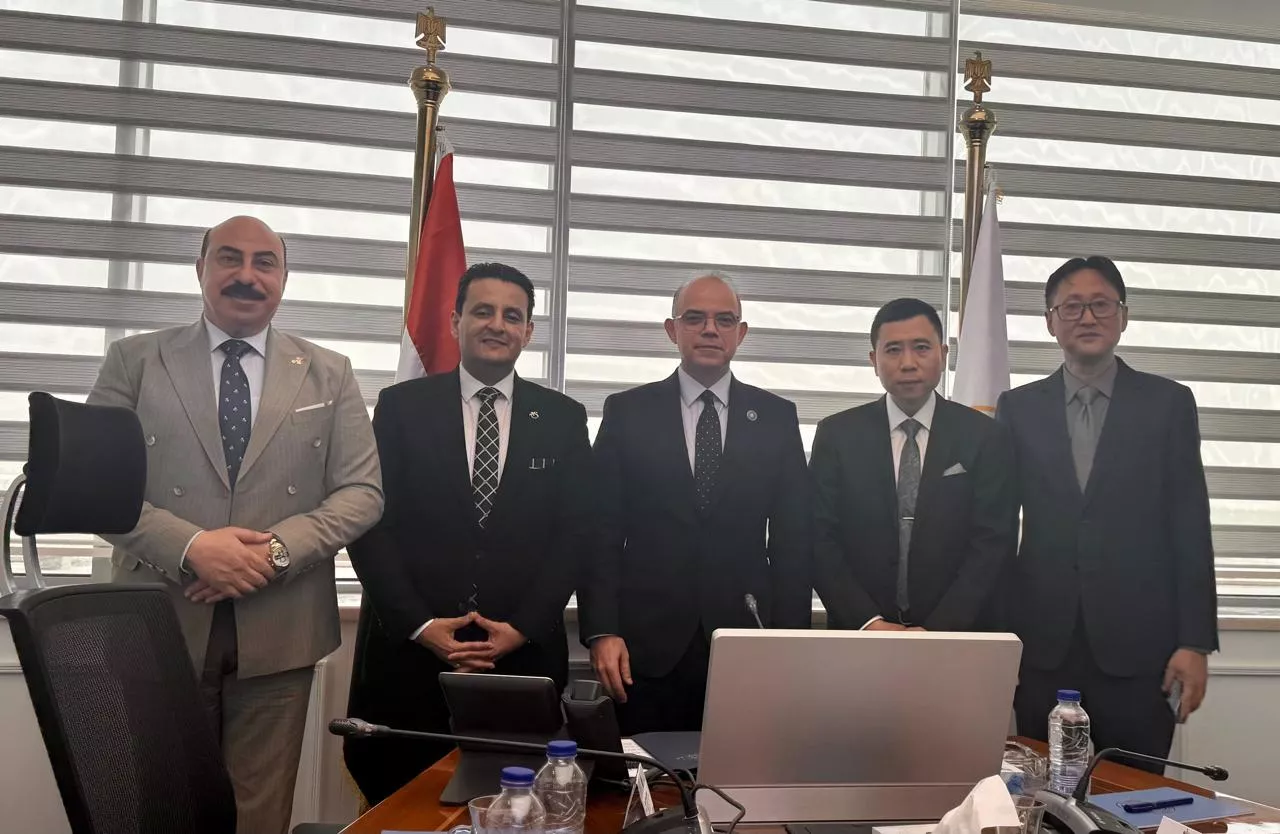 وزير الاستثمار يجتمع مع قيادات شركة كلود تشين الصينية