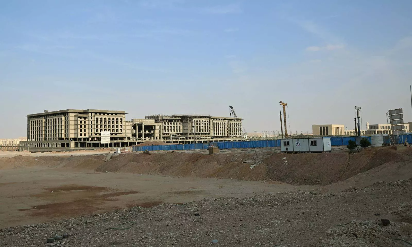رئيس الوزراء يتفقد الحي الدبلوماسي بالعاصمة الجديدة