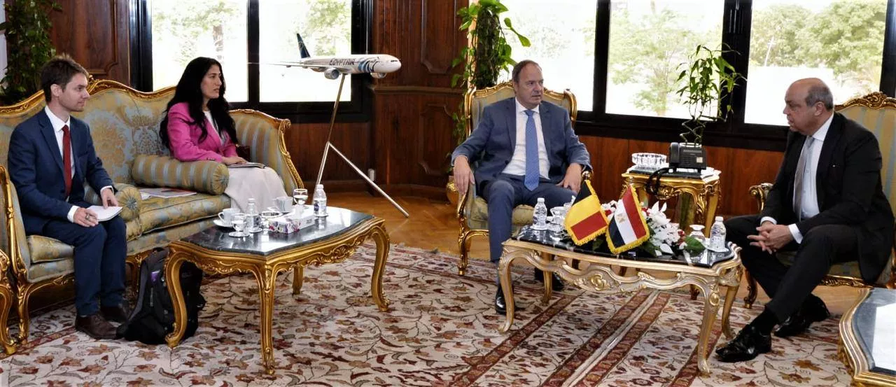 وزير الطيران المدني يجتمع مع سفير بلجيكا