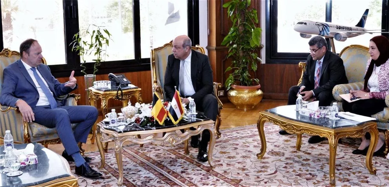 وزير الطيران المدني يجتمع مع سفير بلجيكا