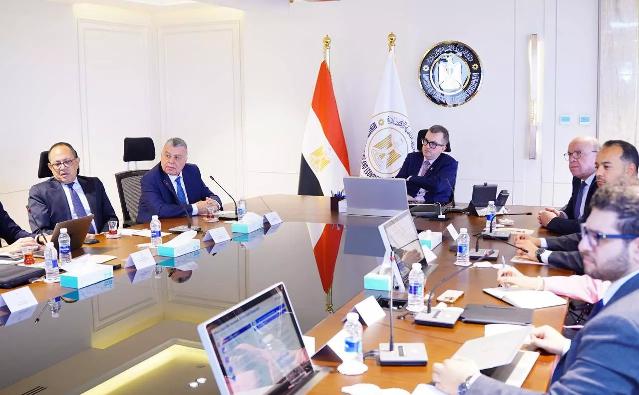 وزير التخطيط يلتقي قيادات شركتي إن أي كابيتال وسهل للمدفوعات