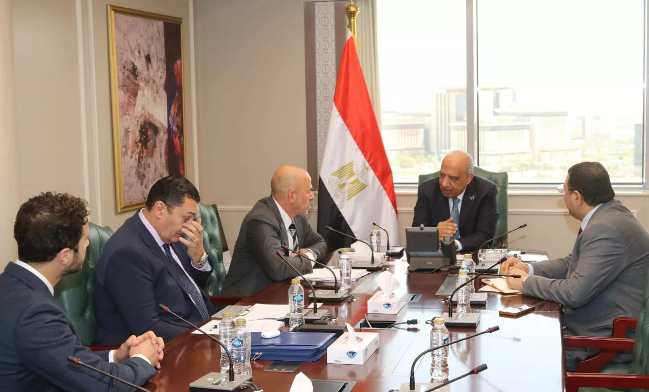 وزير الكهرباء يجتمع مع رئيس مجلس إدارة مجموعة إنكوم