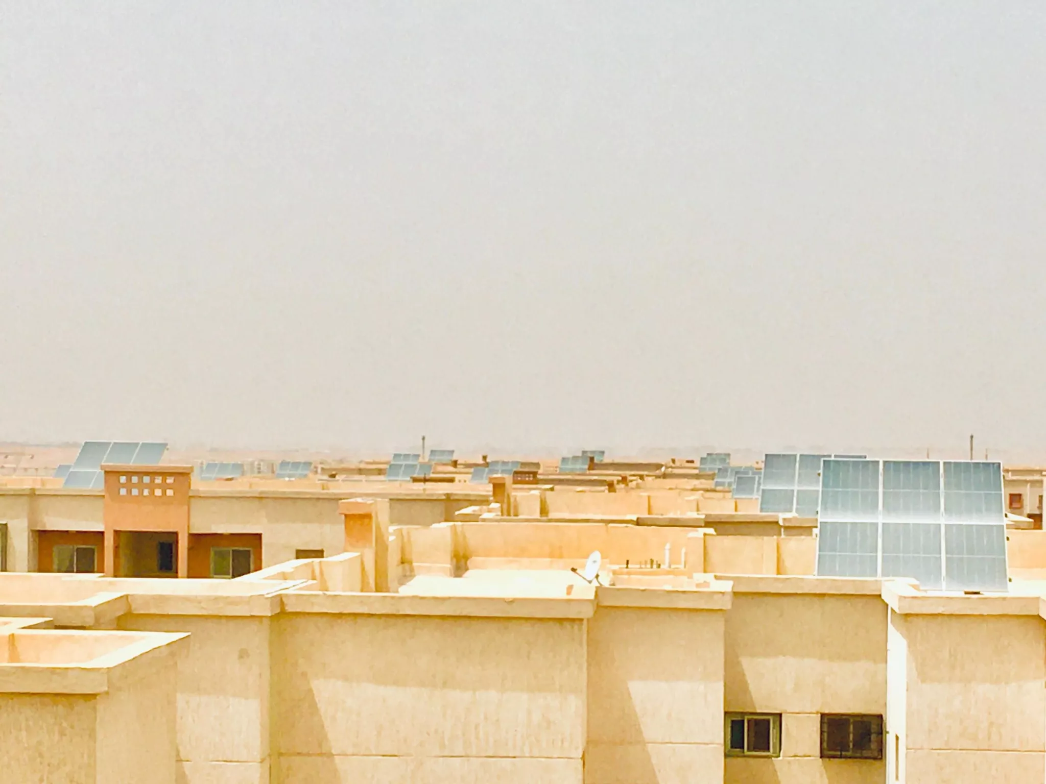 وزيرة الإسكان تتابع تنفيذ 37 محطة طاقة شمسية