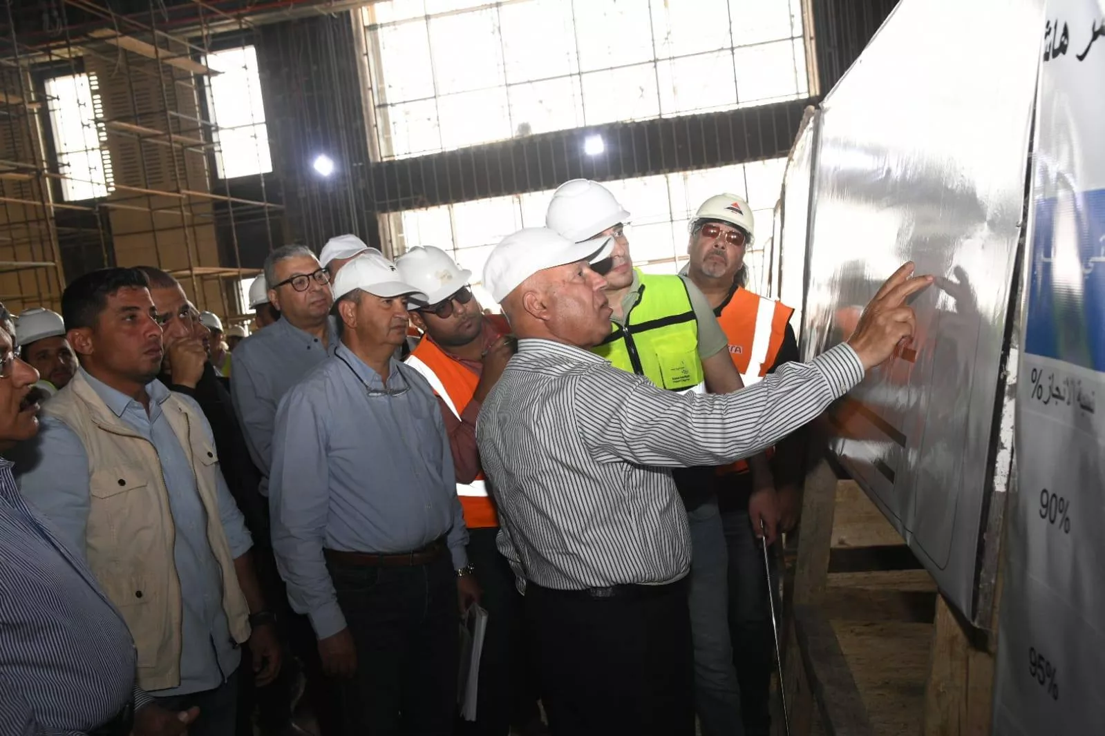 وزير النقل يتفقد مواقع العمل بمشروع الخط الأول من شبكة القطار السريع