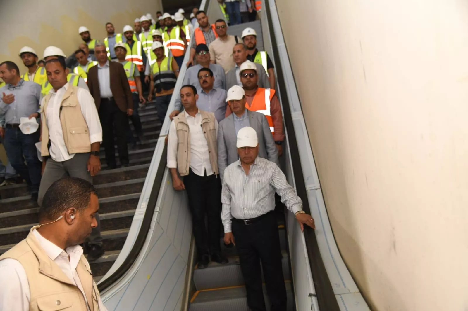 وزير النقل يتفقد مواقع العمل بمشروع الخط الأول من شبكة القطار السريع