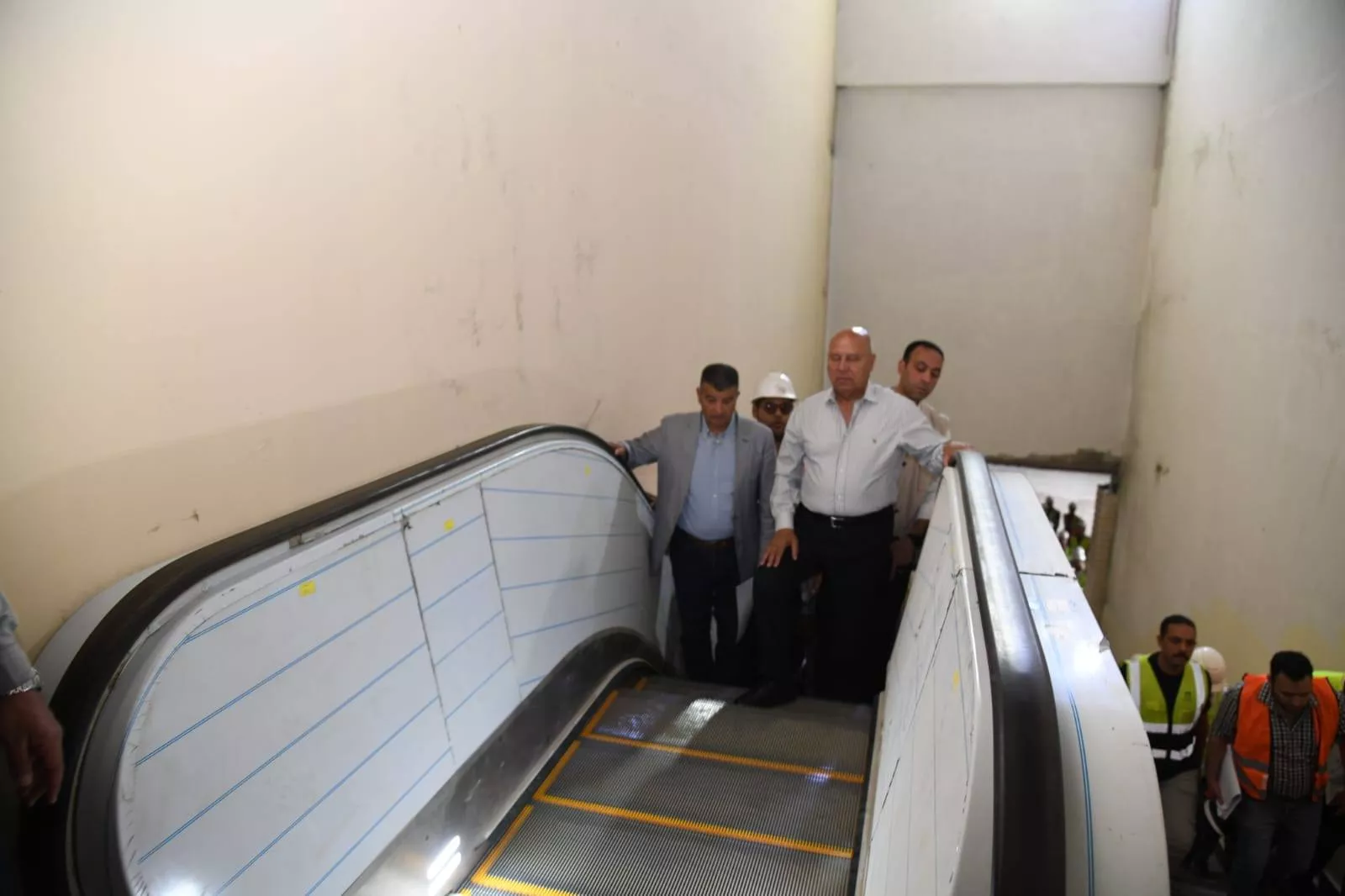 وزير النقل يتفقد مواقع العمل بمشروع الخط الأول من شبكة القطار السريع