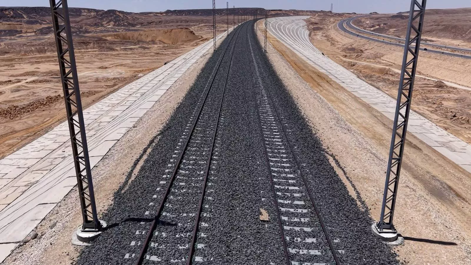 وزير النقل يتفقد مواقع العمل بمشروع الخط الأول من شبكة القطار السريع
