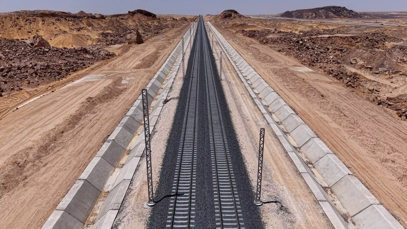 وزير النقل يتفقد مواقع العمل بمشروع الخط الأول من شبكة القطار السريع