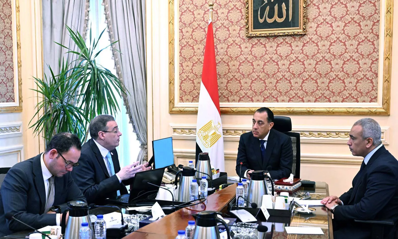 رئيس الوزراء يجتمع مع رئيس الجهاز المركزي للتنظيم والإدارة