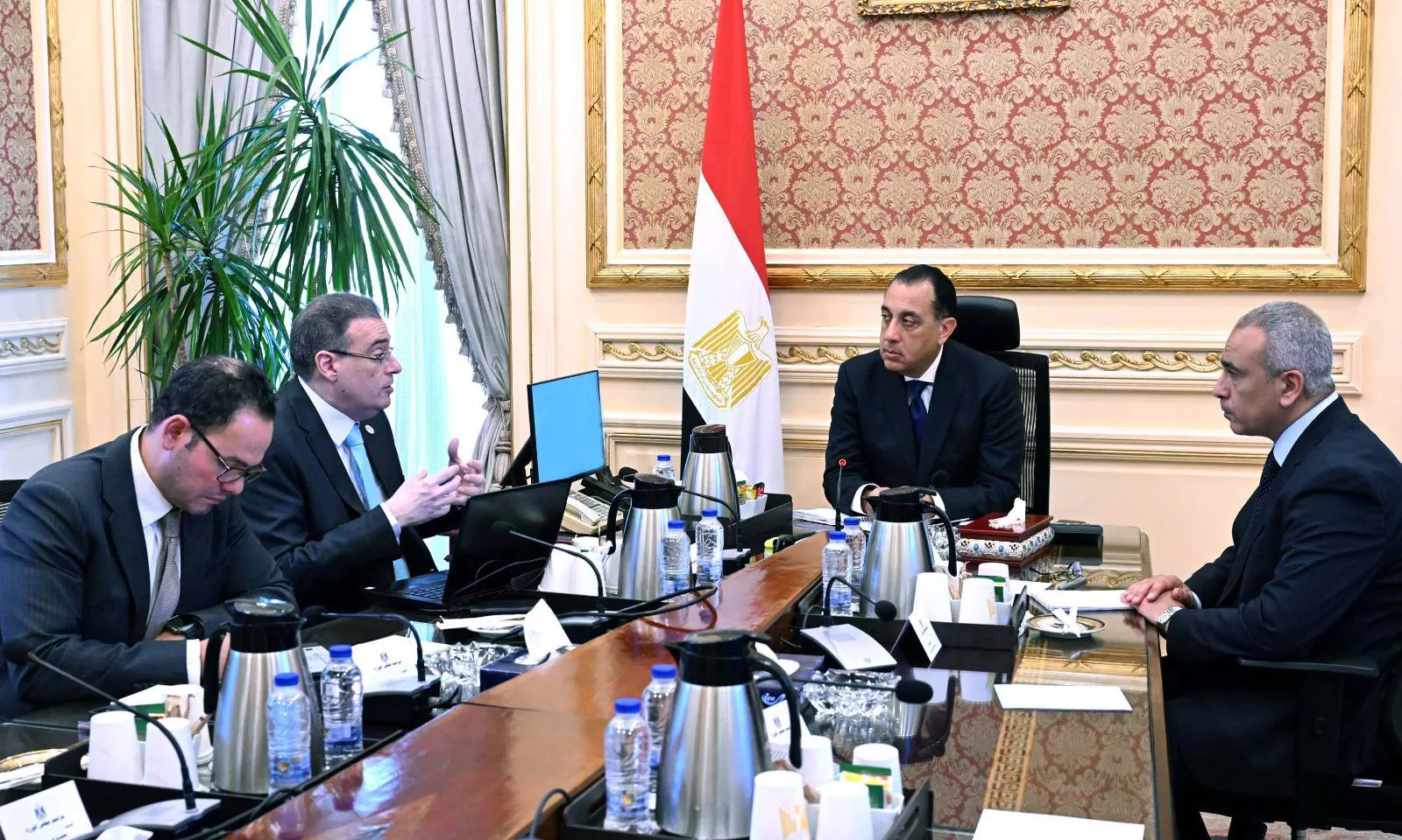 رئيس الوزراء يجتمع مع رئيس الجهاز المركزي للتنظيم والإدارة