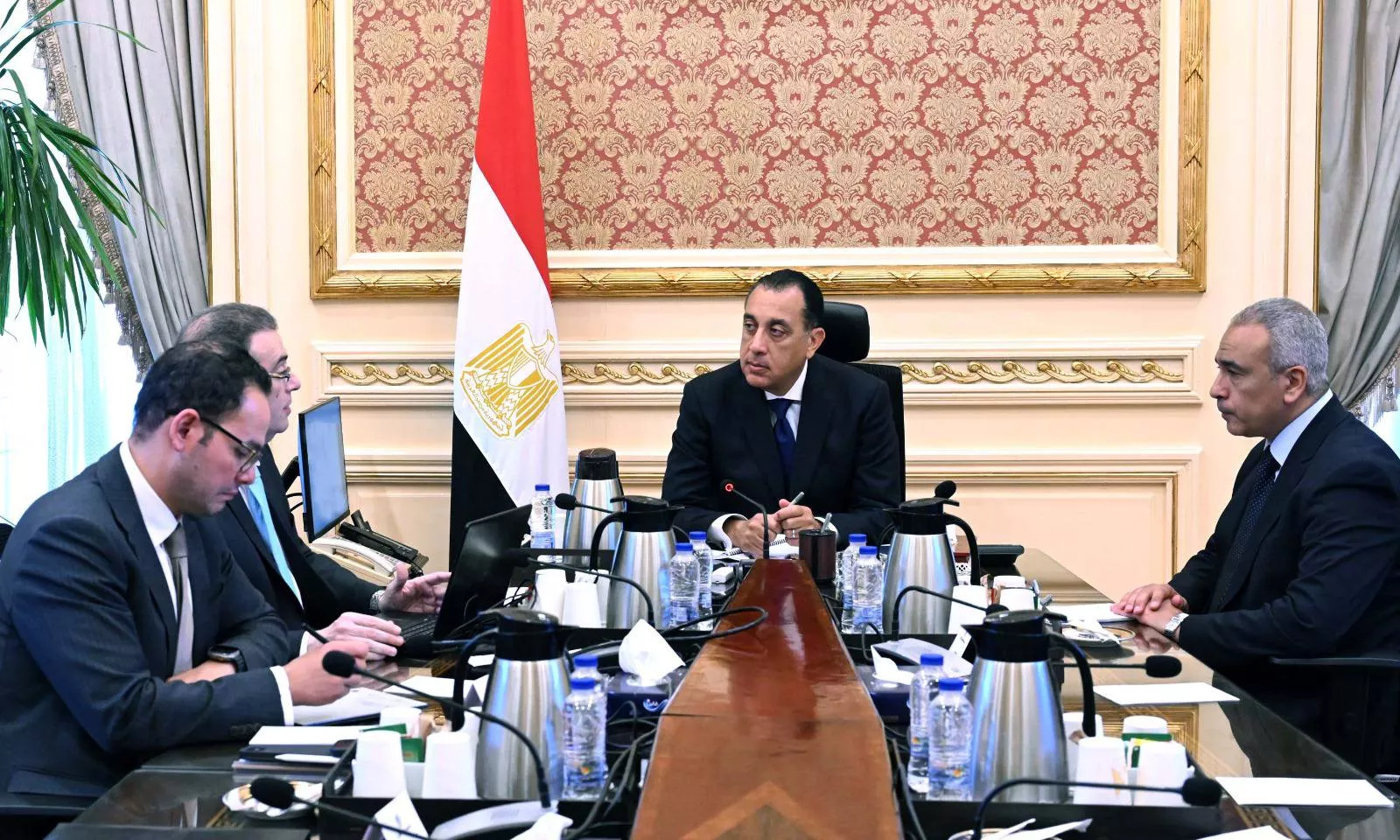 رئيس الوزراء يجتمع مع رئيس الجهاز المركزي للتنظيم والإدارة