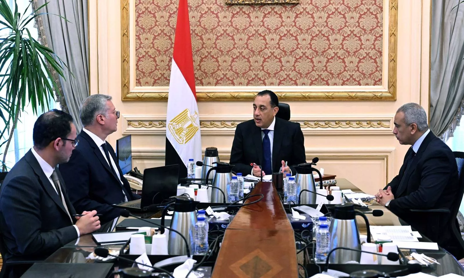 رئيس الوزراء يجتمع مع وزير البترول