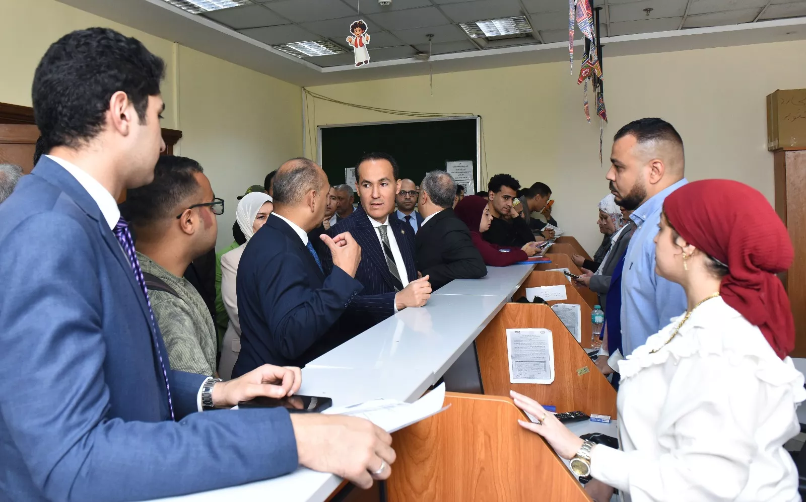 رئيس هيئة الاستثمار يتفقد مركز خدمات المستثمرين