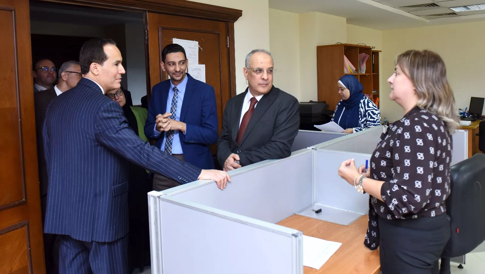 رئيس هيئة الاستثمار يتفقد مركز خدمات المستثمرين