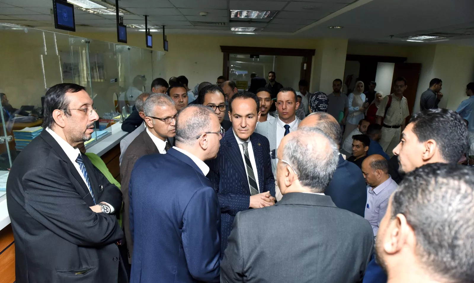 رئيس هيئة الاستثمار يتفقد مركز خدمات المستثمرين