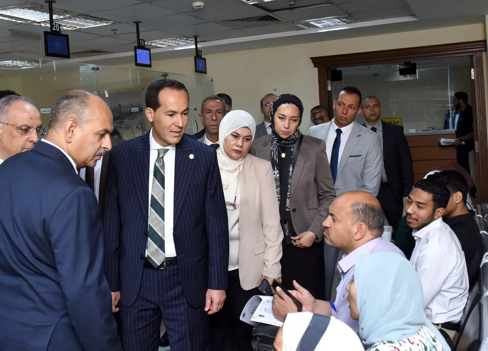 رئيس هيئة الاستثمار يتفقد مركز خدمات المستثمرين