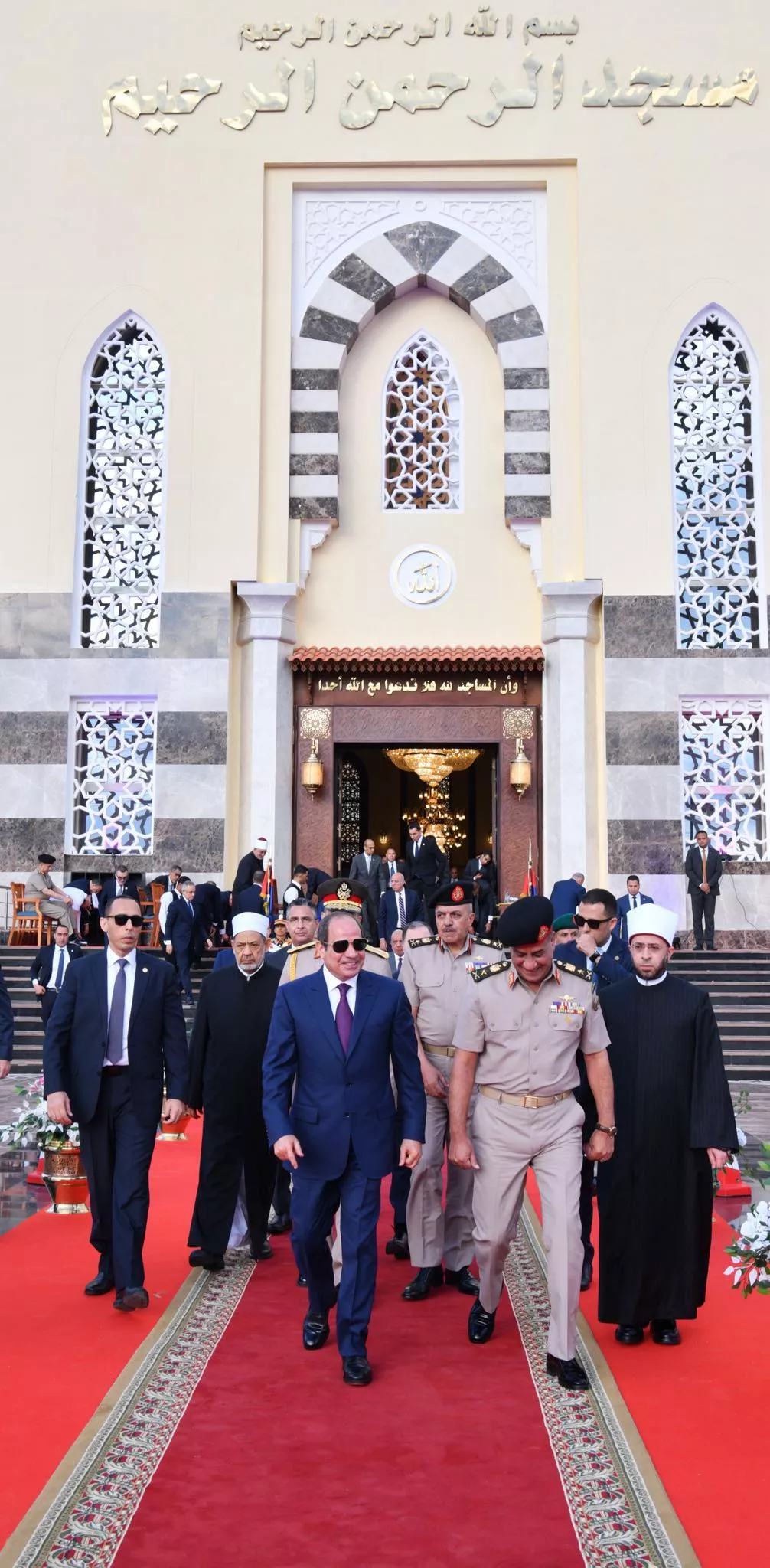 الرئيس السيسي يؤدي صلاة العيد بمسجد الرحمن الرحيم