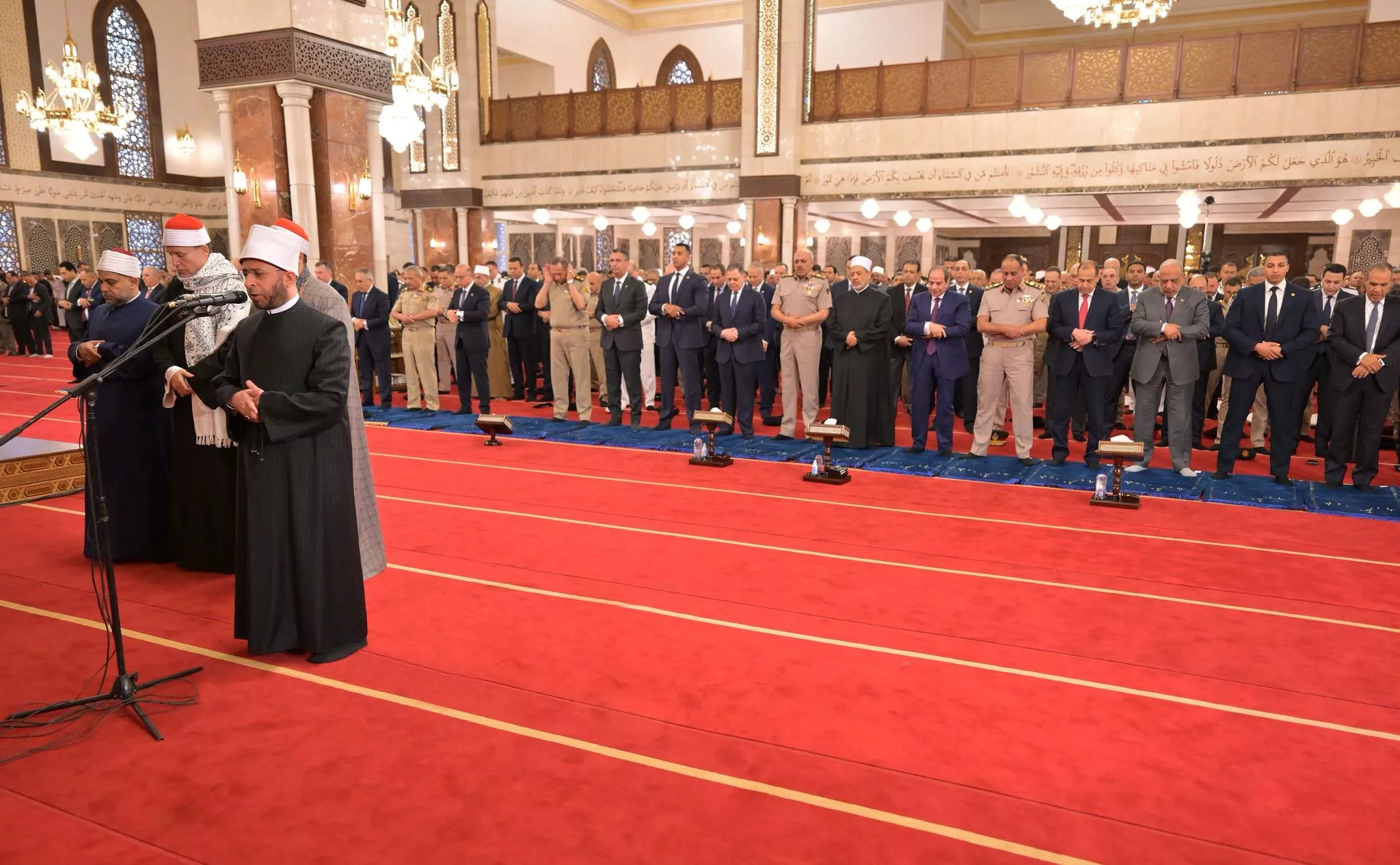 الرئيس السيسي يؤدي صلاة العيد بمسجد الرحمن الرحيم