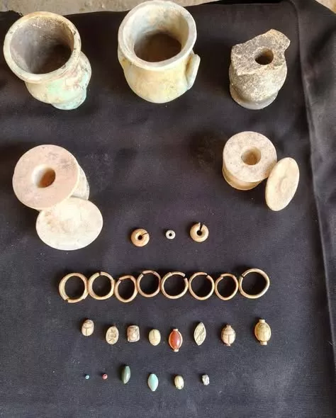 الكشف عن أول أثاث جنائزي شبه متكامل بموقع مقبرة بانحسي بعين شمس