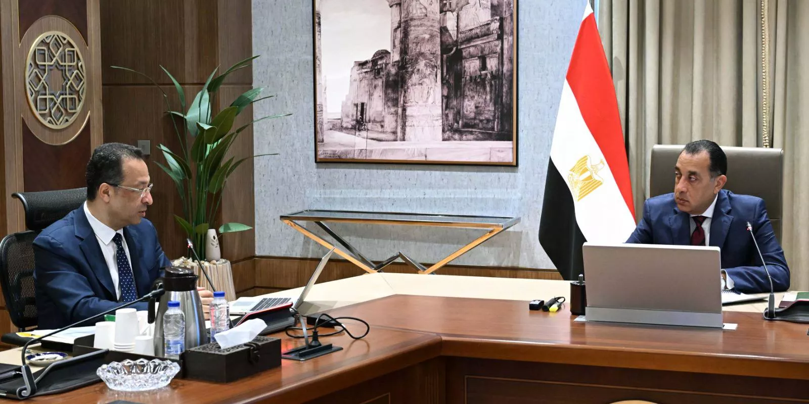 رئيس الوزراء يجتمع مع وزير الاتصالات