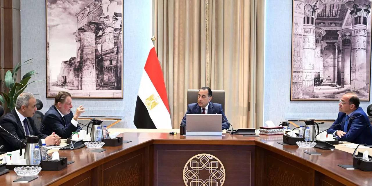 رئيس الوزراء يجتمع مع محافظ البنك المركزي ووزير المالية