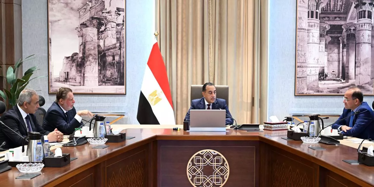 رئيس الوزراء يجتمع مع محافظ البنك المركزي ووزير المالية