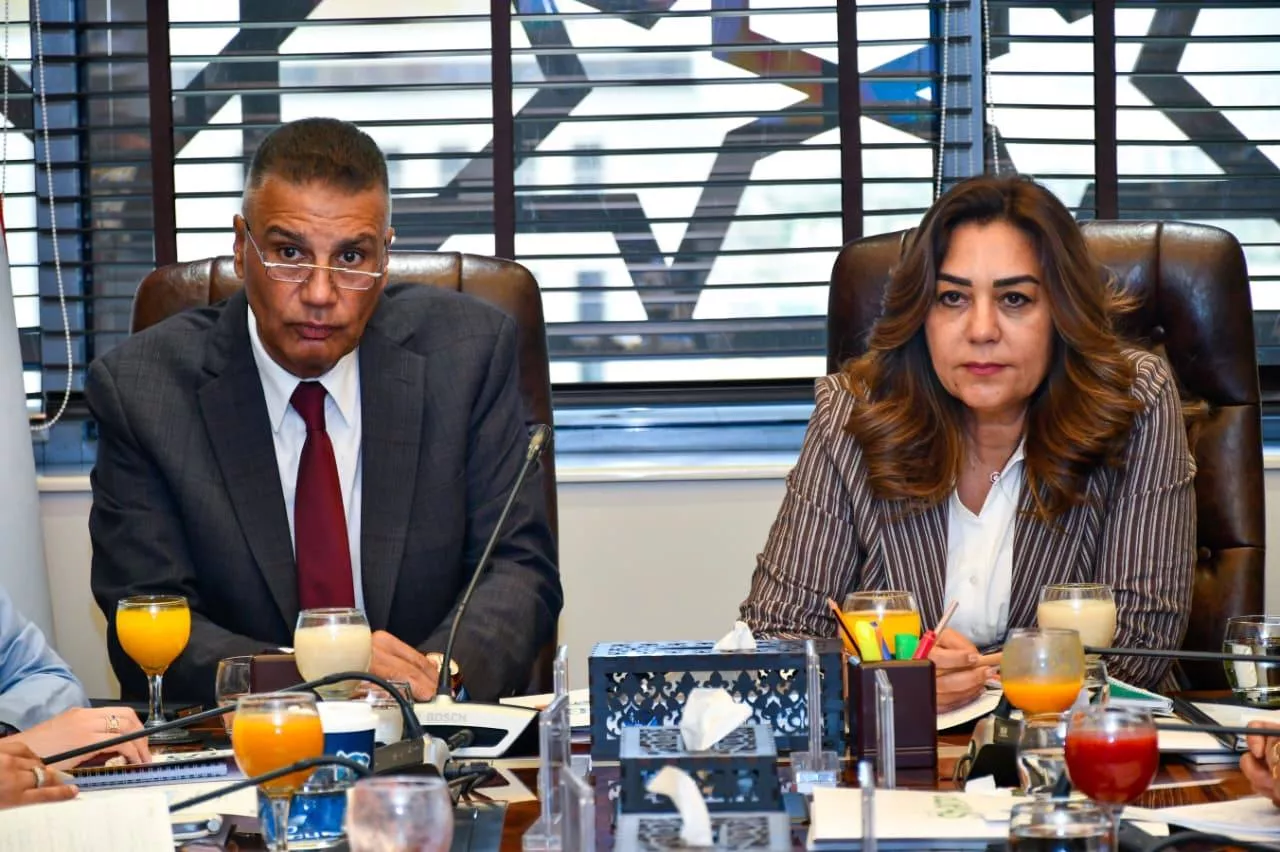 وزيرة التنمية المحلية تجتمع مع محافظ جنوب سيناء