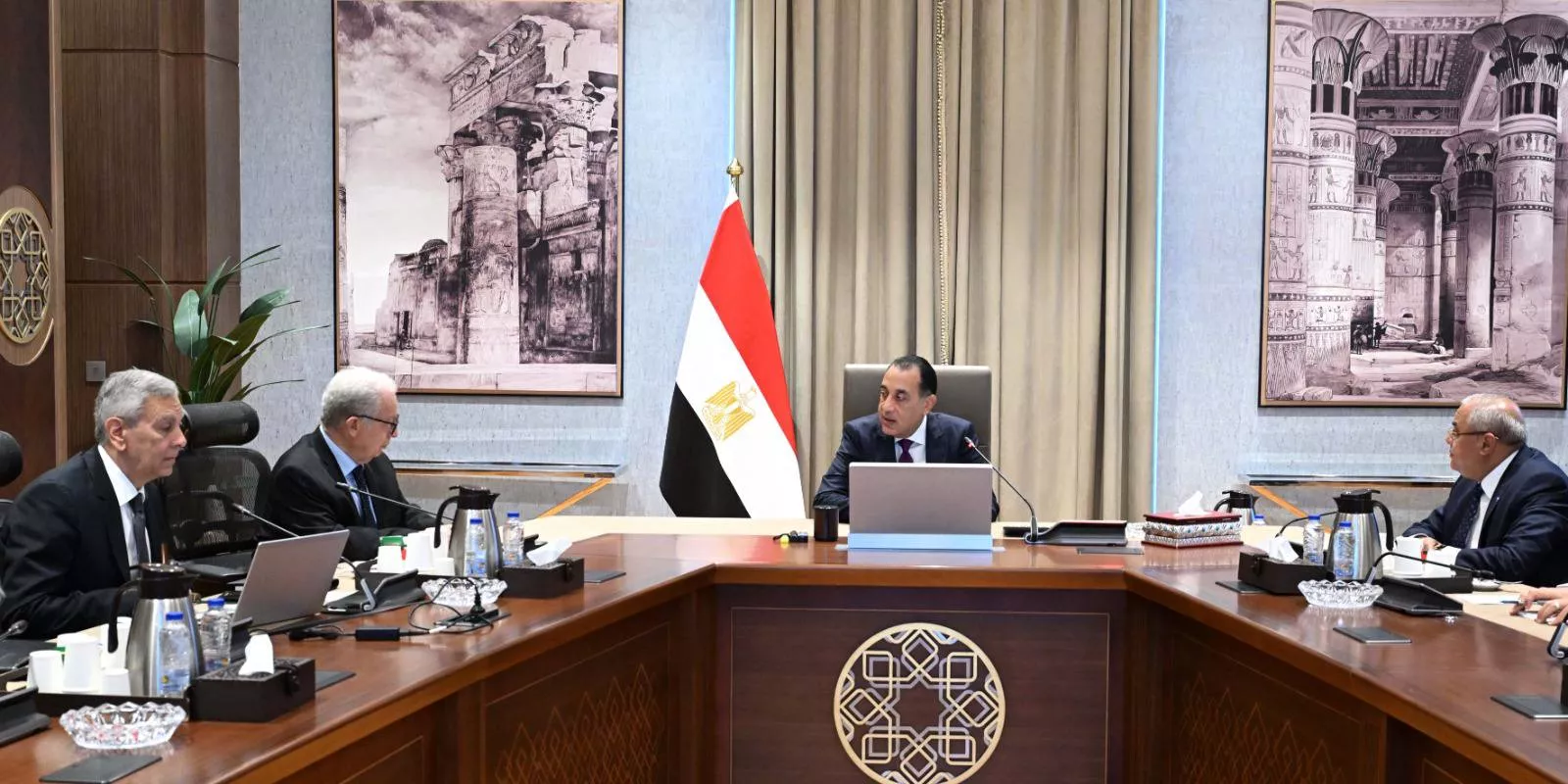 رئيس الوزراء يستعرض خطة تطوير أداء الشركة القابضة للأدوية
