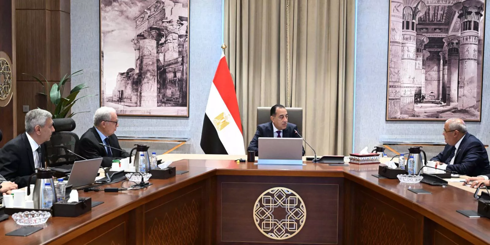 رئيس الوزراء يستعرض خطة تطوير أداء الشركة القابضة للأدوية