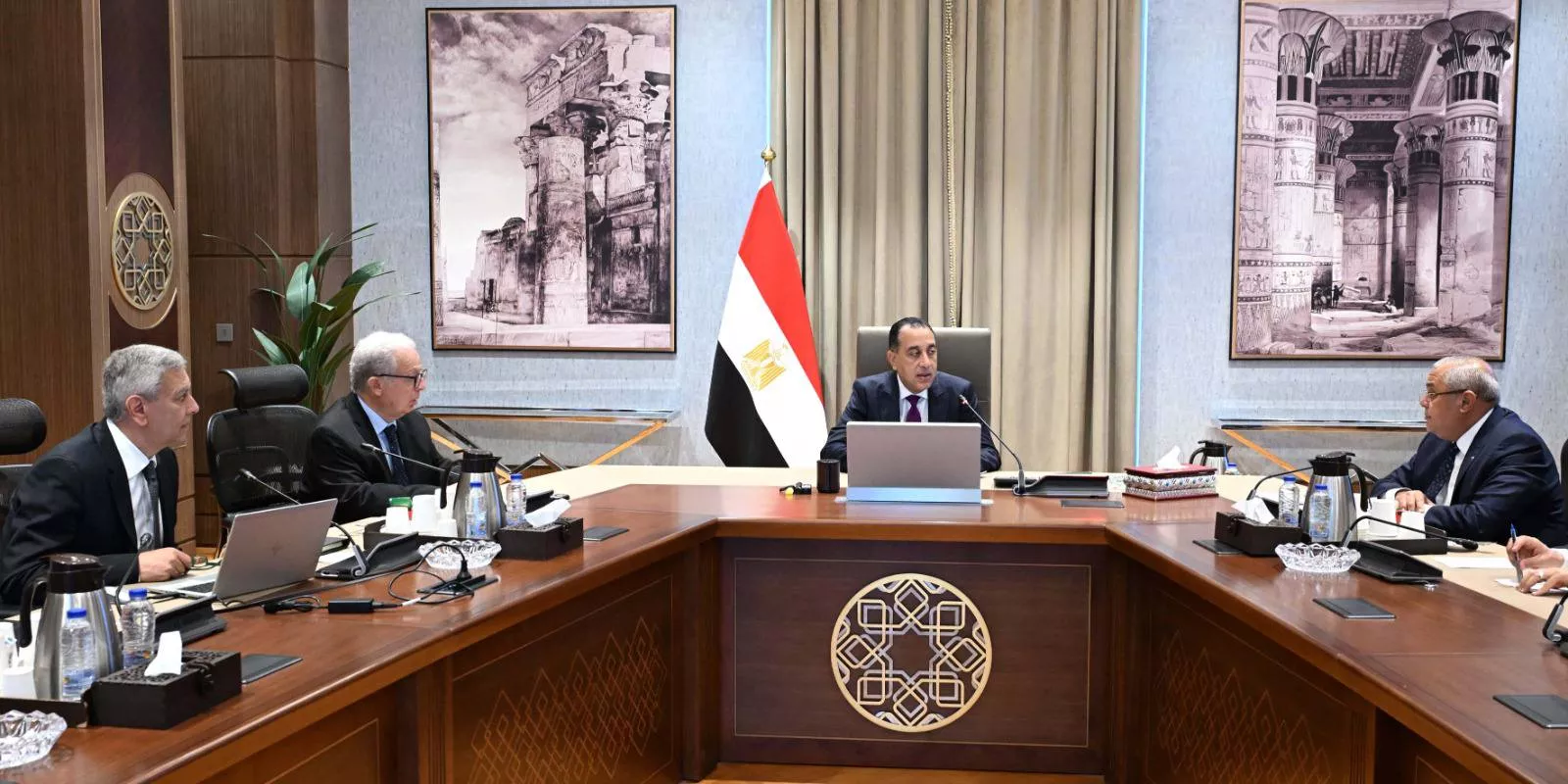 رئيس الوزراء يستعرض خطة تطوير أداء الشركة القابضة للأدوية