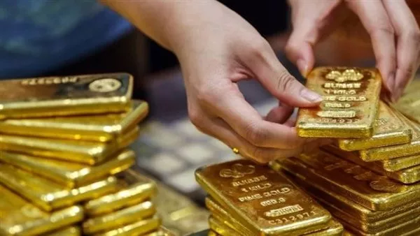 Gold prices rise as dollar weakens