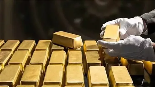 الذهب يهبط مع صعود الدولار والنفط وترقب قرار ترامب بشأن إيران