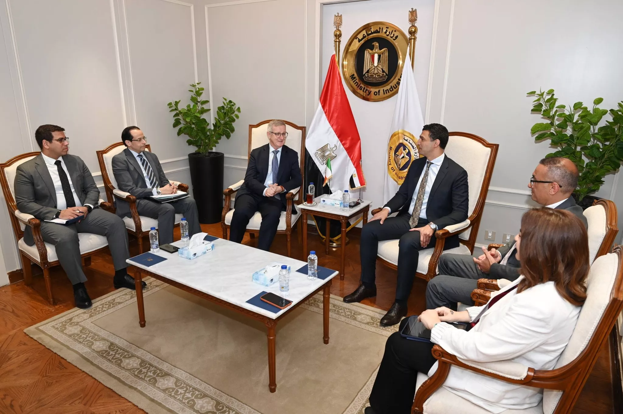 وزير الصناعة يجتمع مع سفير أيرلندا بالقاهرة